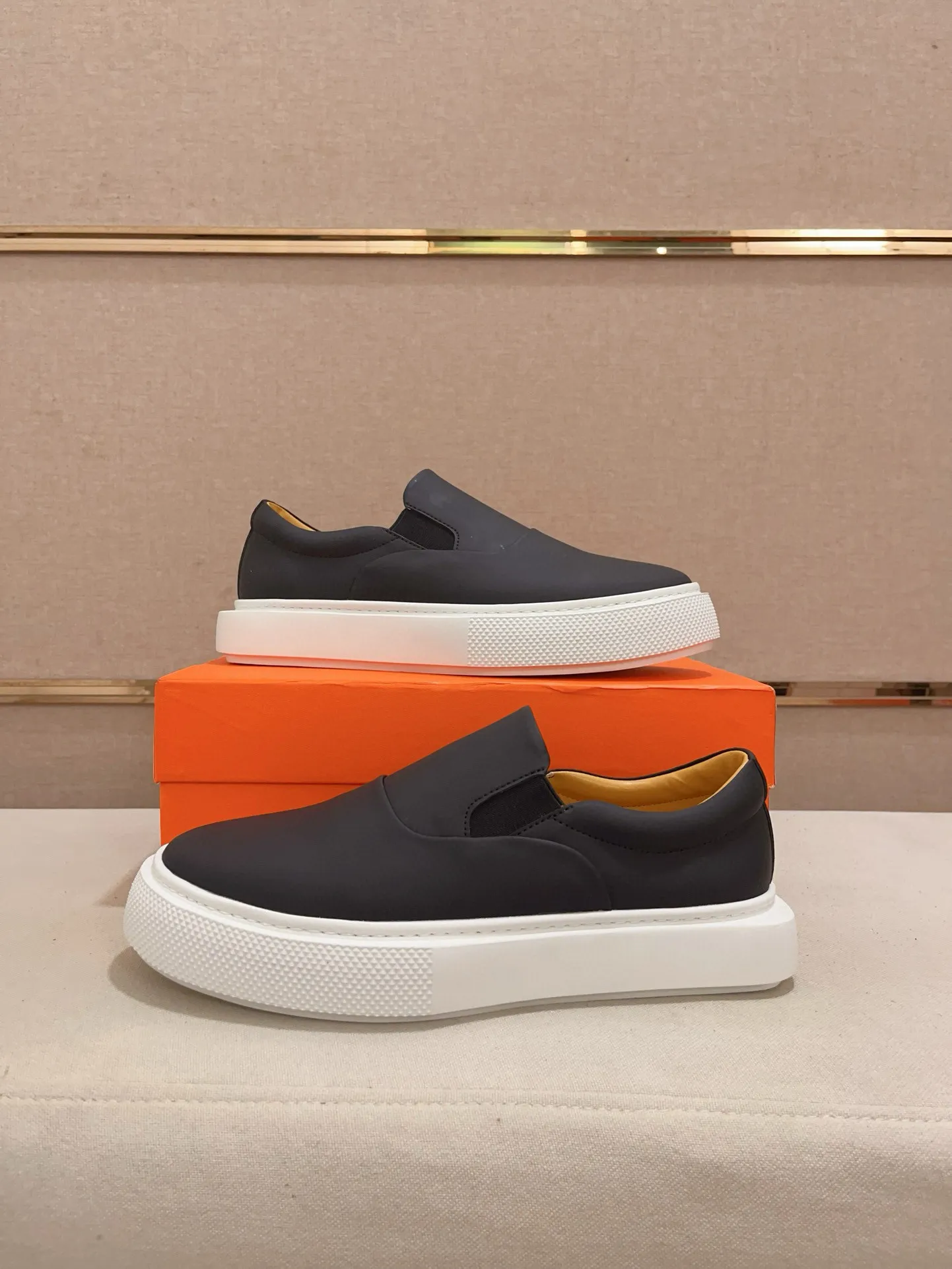 Men's clothing and shoes💰: 442💰《HERMES》【Classic original single version】Hermès; top 🔝purchase agent🔍🔍men's latest 🇺🇸 counter sales simultaneously, imported from Italy original ▲▲cowhide ▲▲ (high-end, nobility, class) ) Exquisite workmanship (Italian 🇮🇹 imported water-dyed 🐂 cowhide lining) sole: original sole provided by the original factory, ⚠️exclusive double-layer activity·TPR·rubber·combined molded outsole; super comfortable·wear-resistant·non-slip·environmental protection The real thing is more beautiful if you take the real thing (high quality, follow the order). You can enter and exit the counter at will * Number of yards: 38-44 (45 can be customized and cannot be returned or exchanged)
